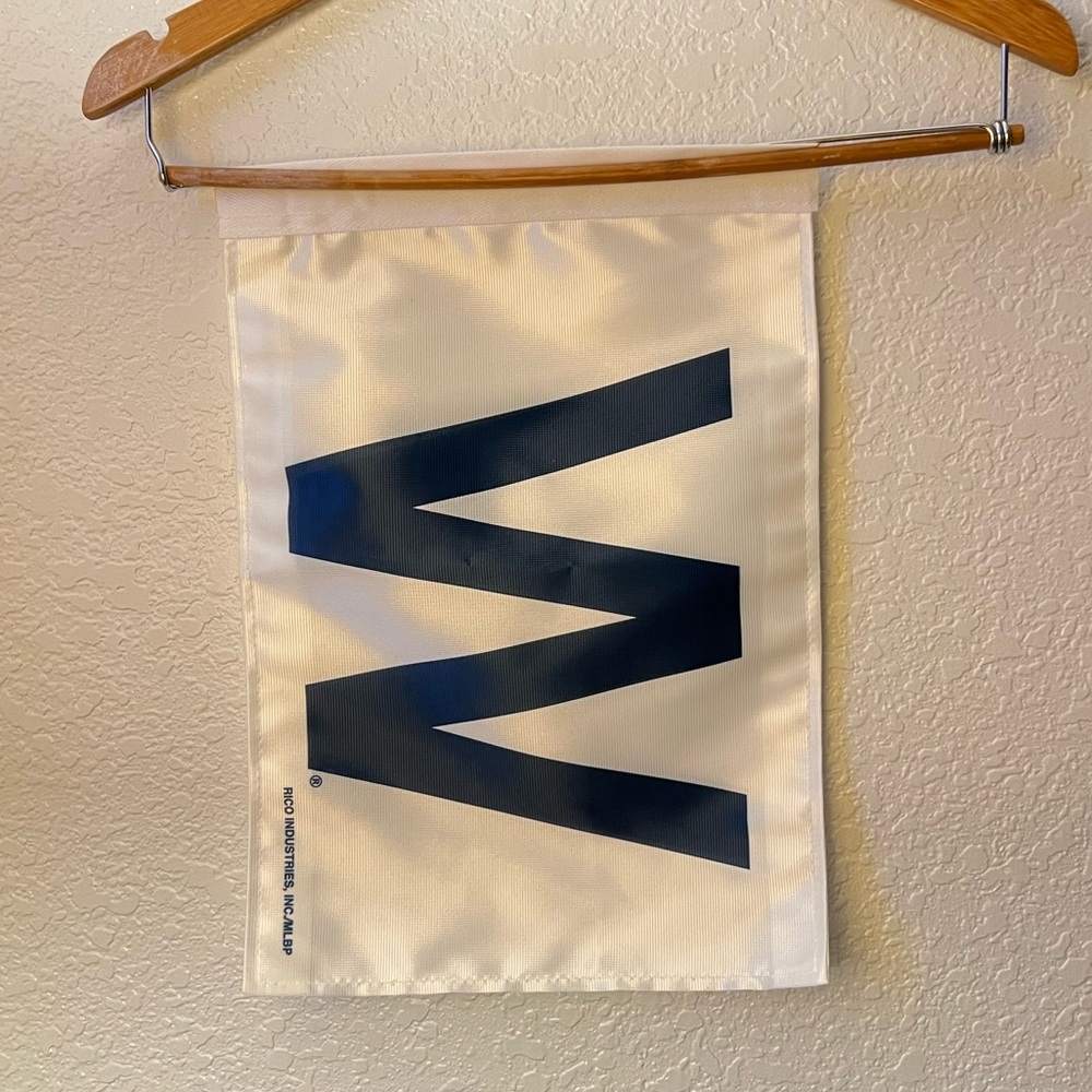 Chicago Cubs "W" flag - white & blue 11" h x 16" w